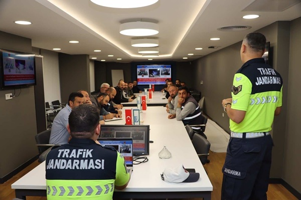 Gümüşhane’de Kurum Personellerine Trafik Güvenliği Eğitimi Verildi